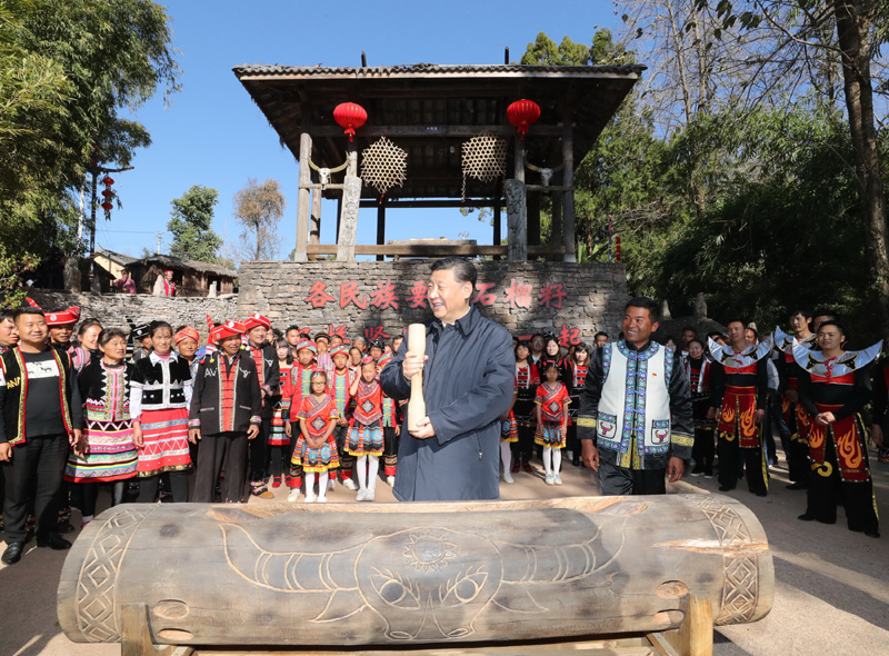 2020年1月19日下午，習近平總書記在云南省騰沖市清水鄉(xiāng)三家村中寨司莫拉佤族村廣場上，敲響三聲佤族木鼓，祝福來年風調(diào)雨順、國泰民安。