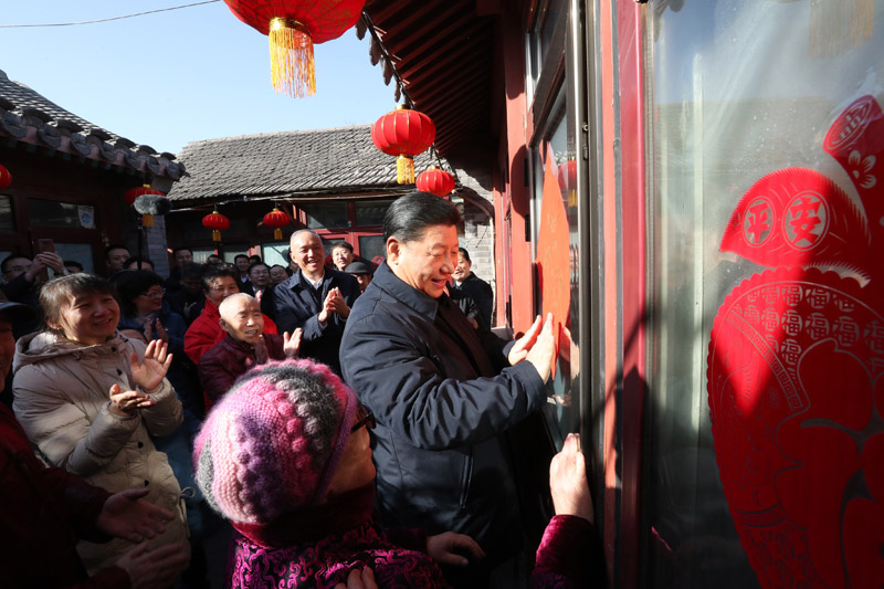 2019年2月1日，習近平總書記在北京前門東區(qū)草廠四條胡同32號院，高興地拿起一幅“?！弊?，親自貼到門上，給這里的老街坊們拜年。