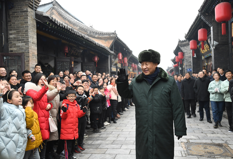 2022年1月27日上午，習近平總書記到山西省平遙古城向現(xiàn)場群眾揮手致意，給大家拜年。
