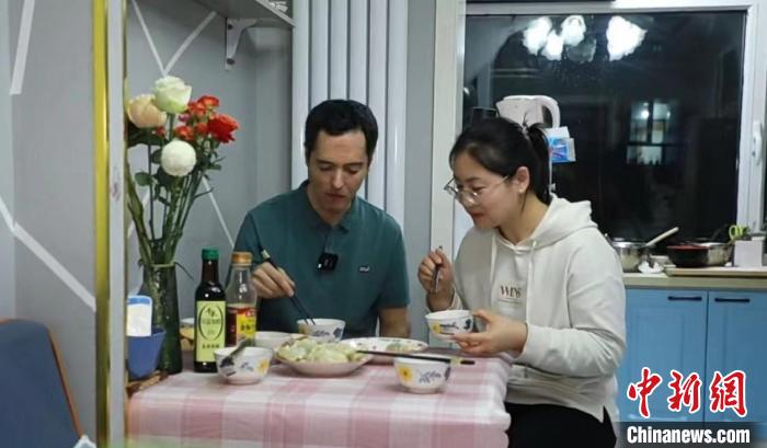 圖為岑希和他的妻子共進晚餐?！∈茉L者供圖