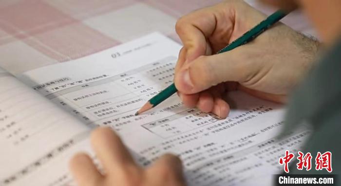圖為岑希堅持每天學(xué)習(xí)中文?！∈茉L者供圖