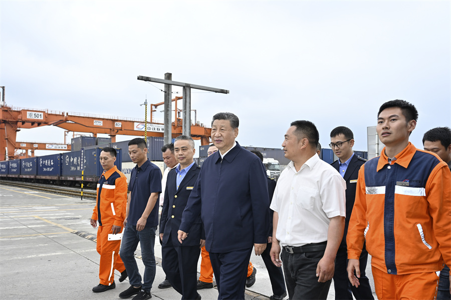 2024年4月22日至24日，中共中央總書記、國家主席、中央軍委主席習近平在重慶考察。這是22日下午，習近平在重慶國際物流樞紐園區(qū)重慶鐵路集裝箱中心站，同貨車司機、列車司機、裝卸工人、場站管理人員等親切交流。新華社記者 岳月偉 攝