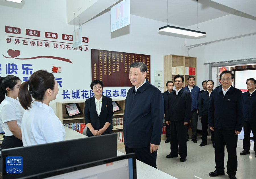 2024年6月19日下午，習(xí)近平在寧夏銀川市金鳳區(qū)長城花園社區(qū)黨群服務(wù)中心便民服務(wù)廳了解社區(qū)開展便民惠民服務(wù)等情況。新華社記者 謝環(huán)馳 攝