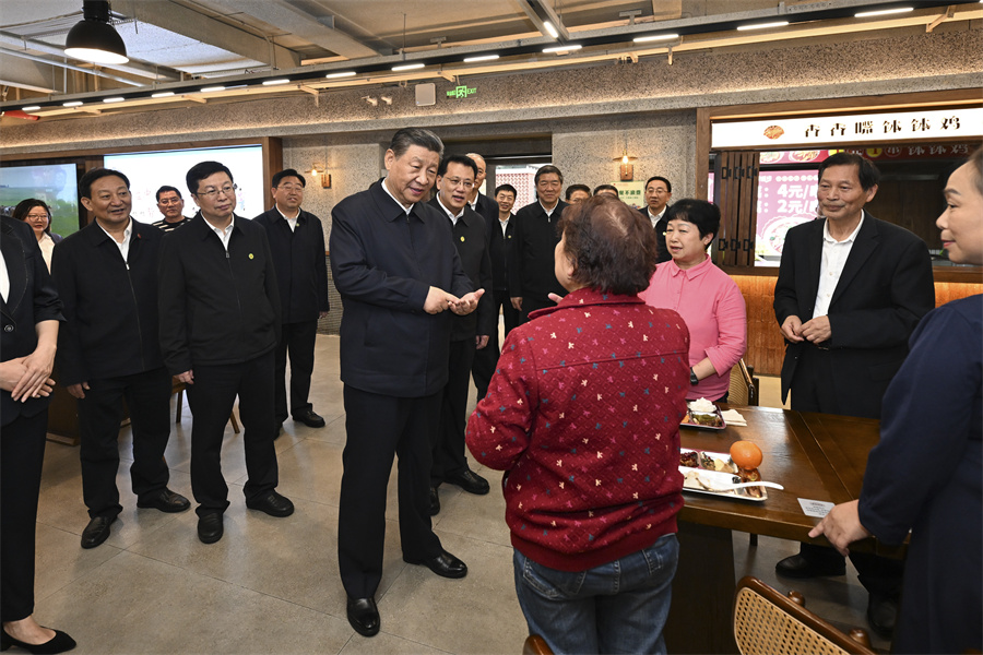 2024年4月22日下午，習(xí)近平在九龍坡區(qū)謝家灣街道民主村社區(qū)考察時(shí)，同正在社區(qū)食堂就餐的群眾親切交流。新華社記者 謝環(huán)馳 攝