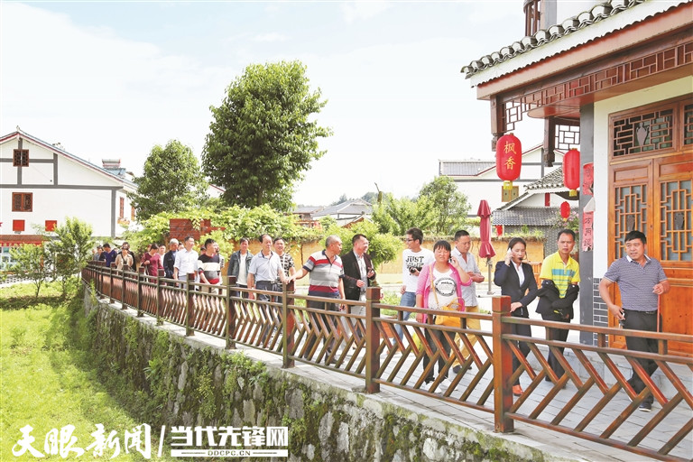 花茂村鄉(xiāng)愁小道上游人如織。 朱小松 攝.jpg
